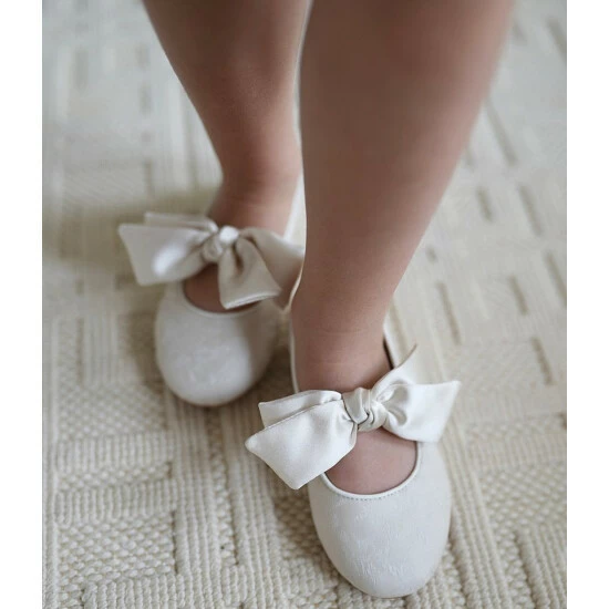 Hot Sale 𧨠Edgehill Collection X Nicola Bathie π§ Girls' Audrey Bow Slip-On Flats (Youth) Ivory π₯ 7 Hot Sale 𧨠Edgehill Collection X Nicola Bathie π§ Girls' Audrey Bow Slip-On Flats (Youth) Ivory π₯ - Image 7